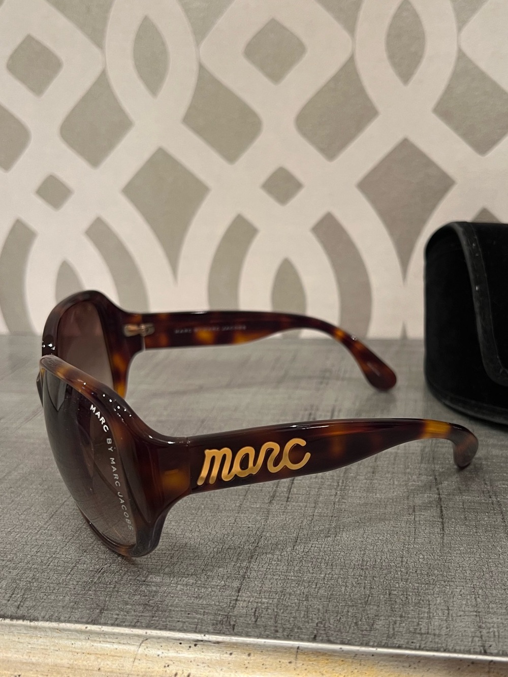 Oversized Marc by Marc Jacobs Sunglasses - Picture 2 of 6